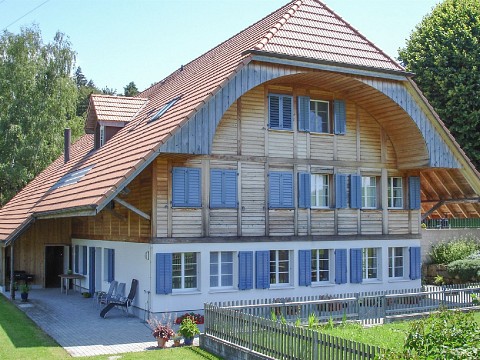 2001 massiv erbautes, prächtiges Bauernhaus und erhaltener Speicher.