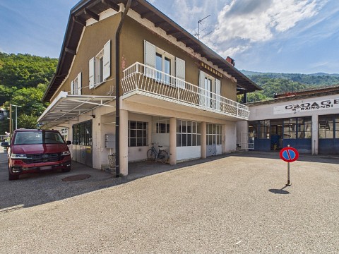 Eine Liegenschaft mit vielfältigen Möglichkeiten in Brusino Arsizio