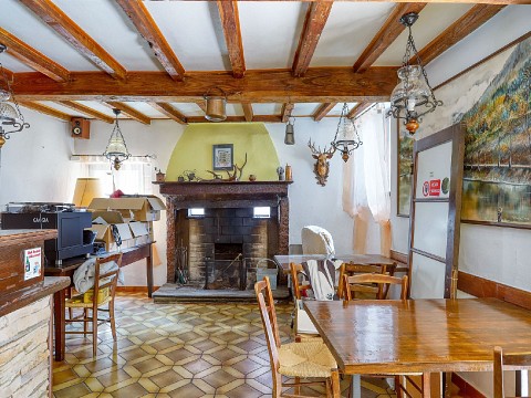 Drei Wohnungen und eine historische Osteria – zwischen zeitloser Eleganz und Wärme