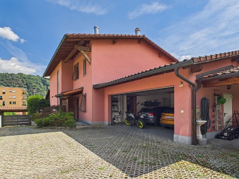 Unabhängige Villa mit grossem Garten und charakteristischem Grottino in Taverne