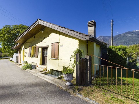 Rustikales Einfamilienhaus inmitten von Weinreben und Bergen
