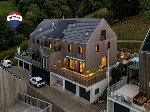 Exklusives 5.5-Zi.-Doppeleinfamilienhaus mit fantastischer Aussicht
