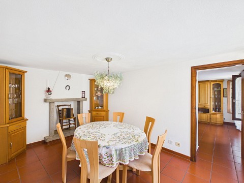 Authentisches dreistöckiges Dorfkernhaus mit Garten – Rustico und Grundstücke